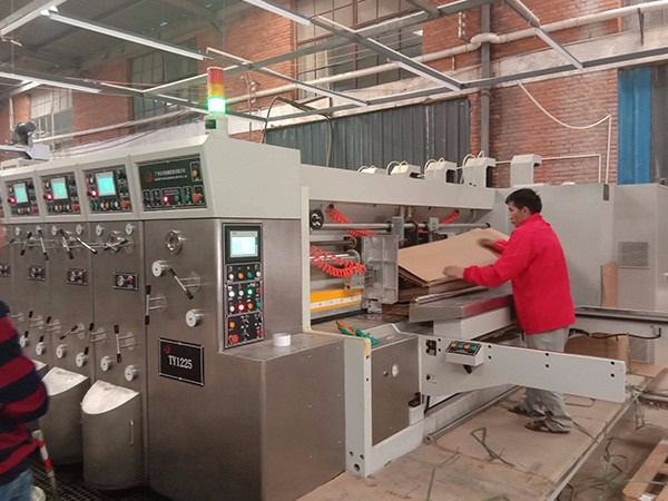 彩箱印(yin)刷設備(bei)